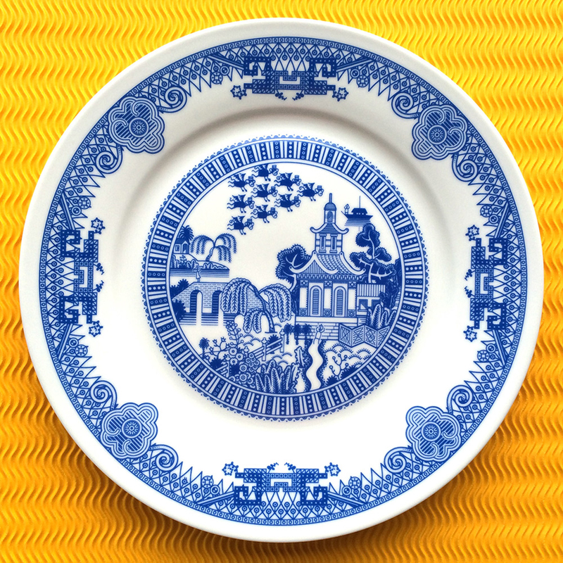 Illustration for article titled Sci-fi Chinese porcelain plates show giant robots and alien invasions